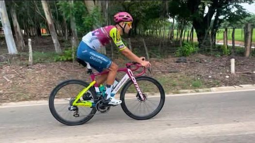 El ciclista Roberto González rodando en uno de sus entrenamientos por las calles de su natal Los Santos. Foto: Cortesía/R. González