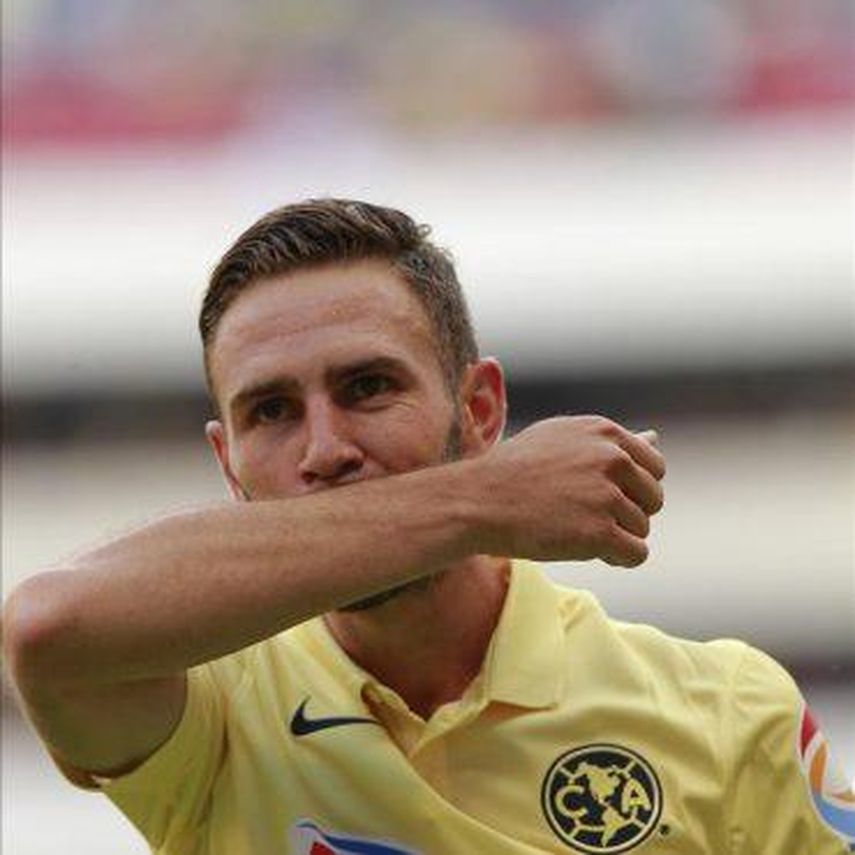 El mexicano Layún amenaza lucha por título de goleo de Pabón y Sanvezzo