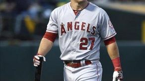 5-4. Trout y Calhoun castigan con jonrones a los Atléticos