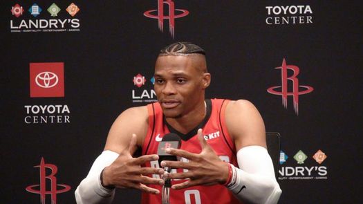 Westbrook, de Rockets, da positivo por COVID-19, y sigue en Houston