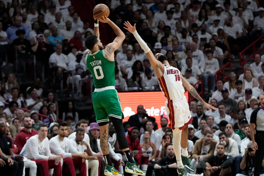 Celtics ganan el Juego 4 y la serie regresa a Boston