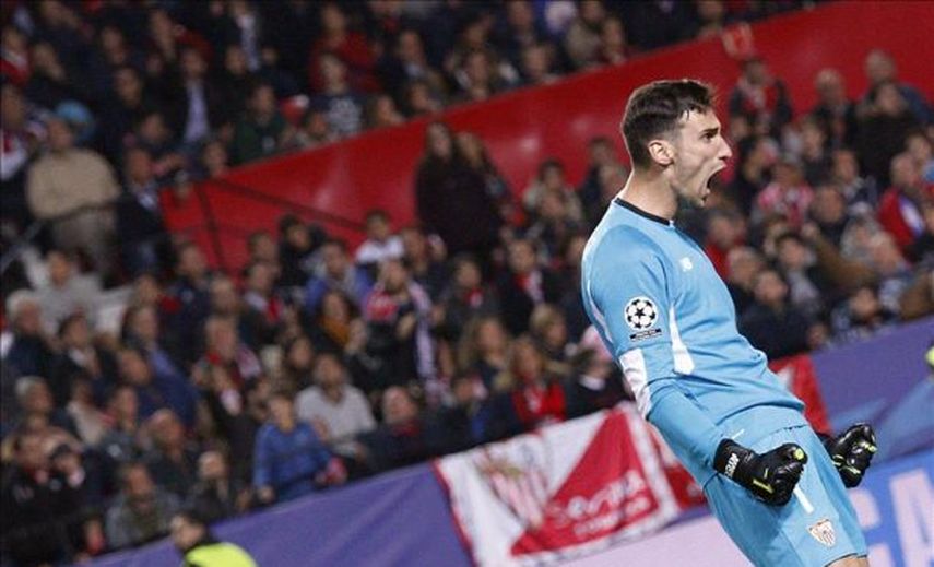 El portero Sergio Rico amplía su contrato hasta junio de 2019