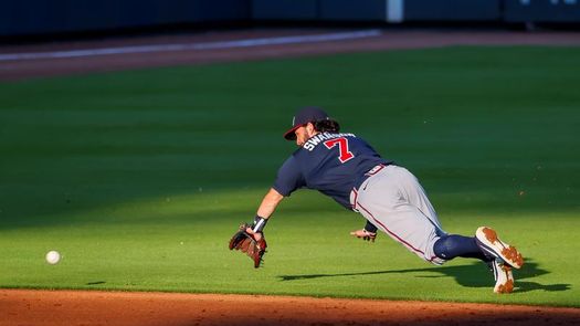 9-4. Swanson jonronea y los Bravos hacen perder terreno a los Marlins