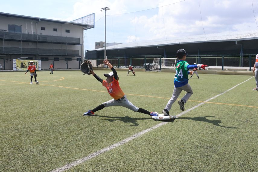 Peloterito de Mini League estirándose al máximo para lograr el out en la jugada.&nbsp;