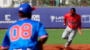 El corredor de Panamá, Carlos Sánchez va rumbo a tercer base en una jugada durante el choque contra República Dominicana. Foto: Cortesía/@santiago2023