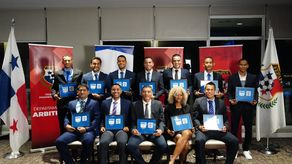 13 árbitros panameños reciben su gafete FIFA para el 2024