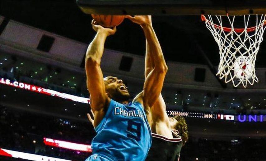 92-91. Henderson marca la diferencia y le da ñe triunfo a los Hornets sobre los Sixers