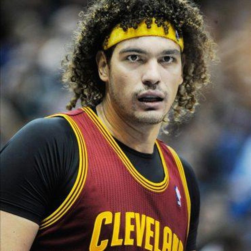 El brasileño Anderson Varejao celebra el regreso de LeBron al Cleveland Cavaliers