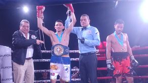 Momentos en el que árbitro le levanta los puños a Maximiliano Bonilla tras coronarse como nuevo campeón nacional de peso pluma (126 libras). Foto: Cortesía/Aurelio Ortiz G.