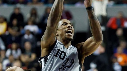 119-109. DeRozan logra doble-doble y Spurs cortan a Nuggets su racha ganadora