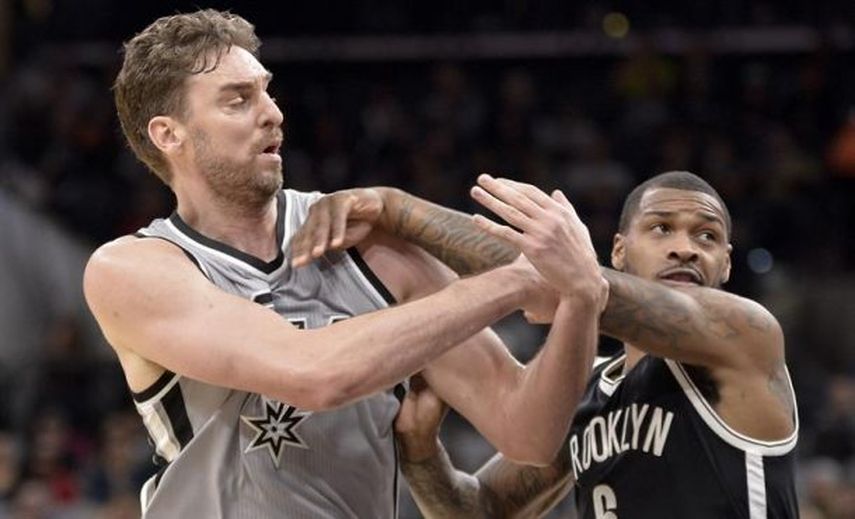 James brilla con marcas en duelo de líderes; Grizzlies castigan a Warriors
