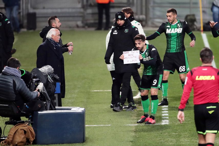 Caputo festeja su gol pidiendo a la gente que se quede en casa por el coronavirus