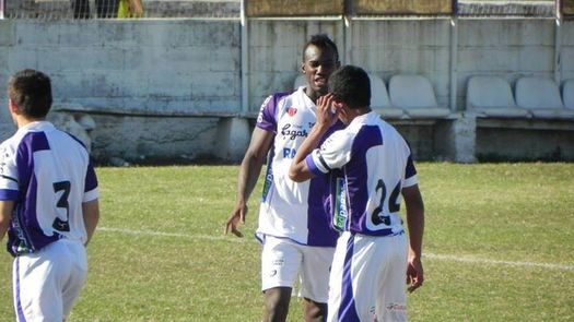 Cecilio Waterman anota doblete en el triunfo del Fénix ante Cerro Largo