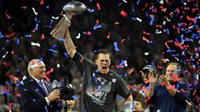Tom Brady con los Patriots, tras ganar su sexto título en el Super Bowl LIII en 2019 ante los Rams