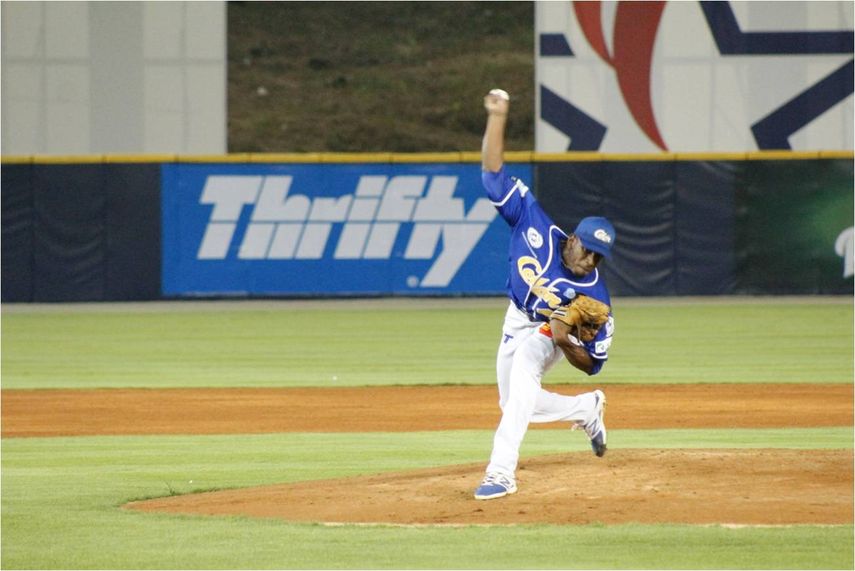 Velásquez y la lluvia pesan en el primer juego entre Colón y Herrera