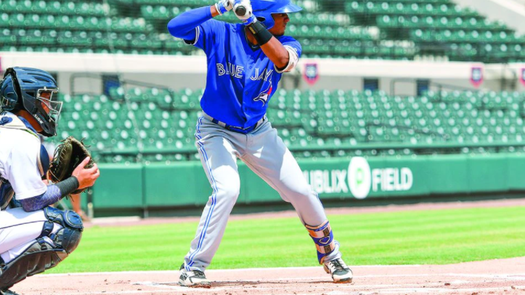 Leonardo Jiménez protegido por los BlueJays