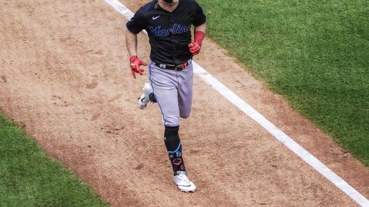 5-1. Dickerson lidera el ataque ganador de los Marlins, que se van en ventaja