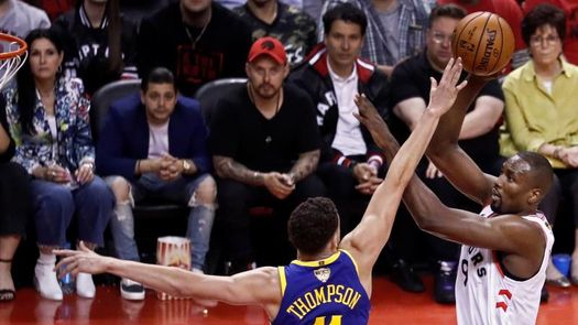 Thompson será examinado este lunes y es duda para el tercer partido