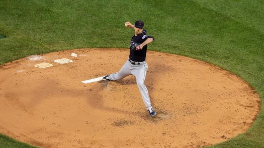 2-0. Bieber y Santana se combinan y vencen a los Orioles