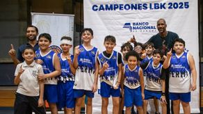 Imagen grupal del equipo del Enrico Fermi tras ganar la final Sub-12 Masculina de la LBK. 
