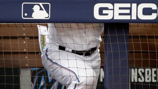 Los Marlins se quedan con la opción y Mattingly seguirá de manejador en 2022