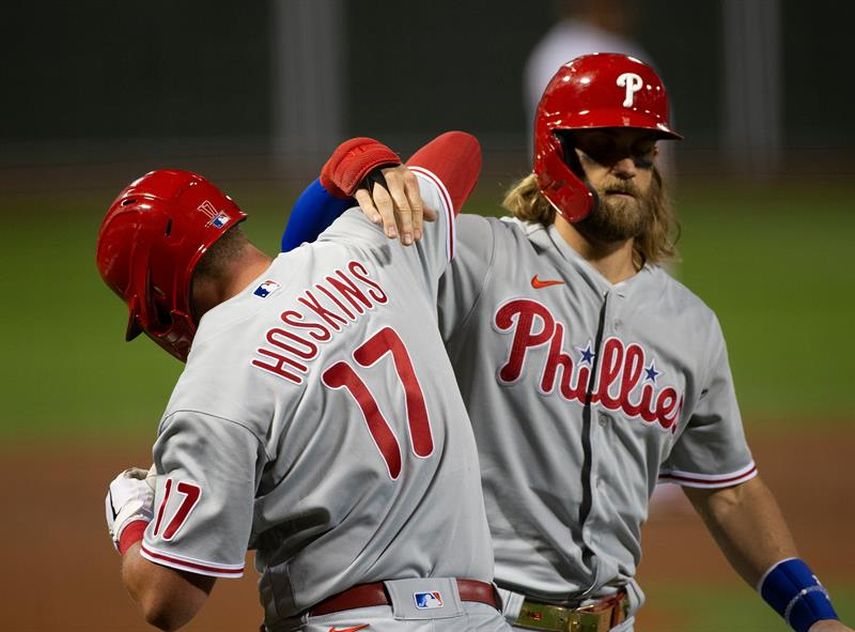 4-2. Harper y Hoskins pegan sendos jonrones contra los Padres