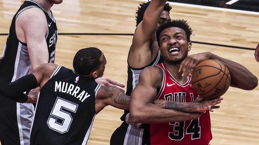 99-106. Poeltl y Spurs remontan y derrotan a Bulls para consolidar el liderato