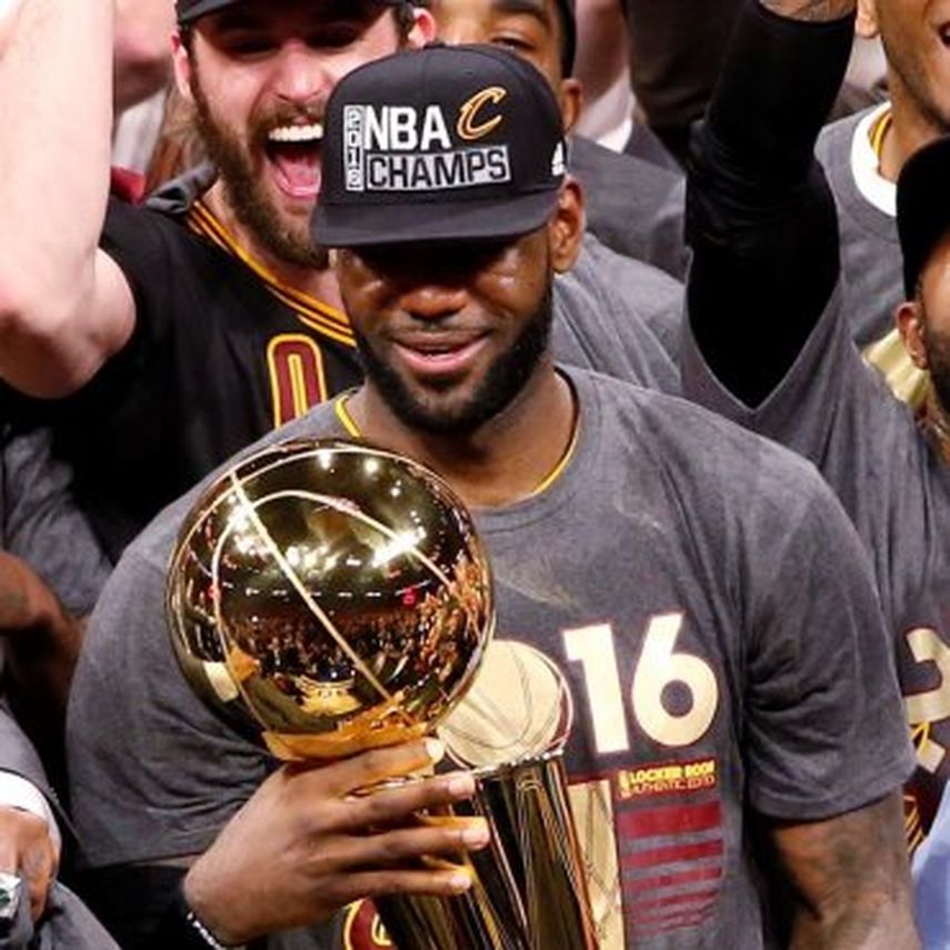 James y Cavaliers defienden el título, los Warriors se refuerzan con Durant