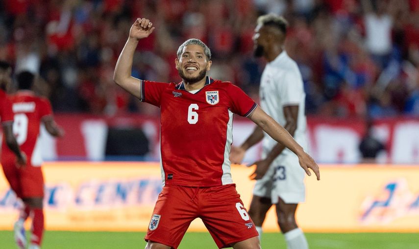 El volante Christian Martínez levanta su puño para celebrar con la afición uno de los goles de Panamá en el encuentro ante República Dominicana. Foto: Cortesía/Fepafut