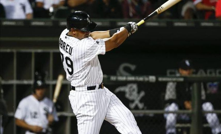 5-4. Abreu y Phegley jonronean para los Medias Blancas y mantienen a los Reales en suspenso