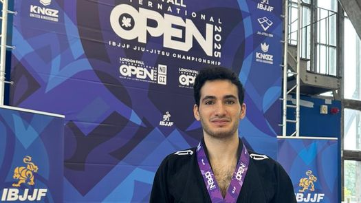 Con técnica, disciplina y determinación, Jorge Calviño Mudarra volvió a dejar el nombre de Panamá en alto al subir dos veces al podio en el torneo internacional de la IBJJF celebrado en Londres. Con técnica, disciplina y determinación, Jorge Calviño Mudarra volvió a dejar el nombre de Panamá en alto al subir dos veces al podio en el torneo internacional de la IBJJF celebrado en Londres.
