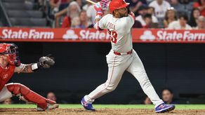 Luego de este swing, el panameño Edmundo Sosa observa como la pelota viajaba rumbo a su primer Grand Slam en Grandes Ligas. Foto: Cortesía/@LatinoSports