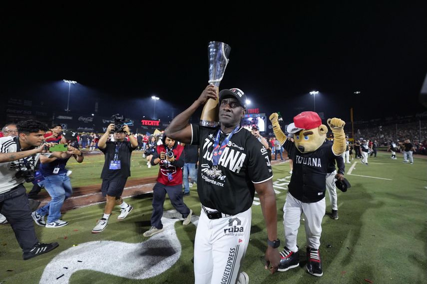 El panameño Roberto Kelly carga con orgullo el trofeo que lo acredita como campeón de la Liga Mexicana de Béisbol 2026 con los Toros de Tijuana. Foto: Cortesía LMB