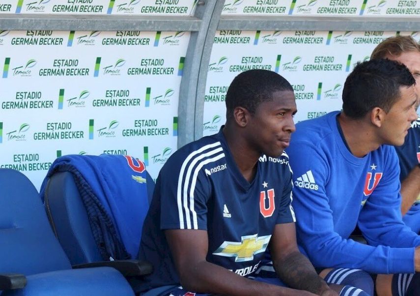 Armando Cooper sigue sin jugar en Chile