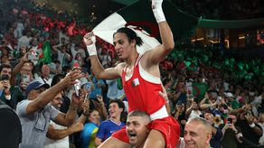 Khelif celebrando su victoria después de la final de los 66kg femenino en París 2024.&nbsp;