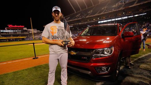 Bumgarner antes de ganar el MVP superó la marca de Schilling