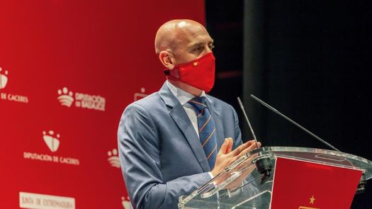 La RFEF da de plazo hasta mañana para que los clubes acepten su oferta de televisión La RFEF da de plazo hasta mañana para que los clubes acepten su oferta de televisión