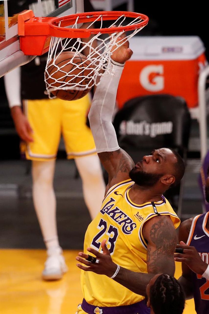 109-95: Davis y James someten a los Suns y los Lakers toman ventaja