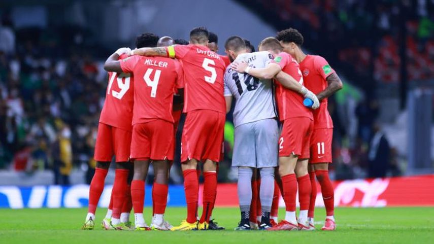 Alphonso Davies se recupera de una lesión.
