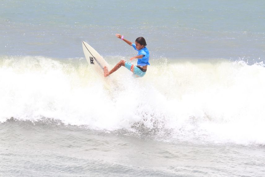 Jóvenes surfistas mostraron su talento sobre las olas.&nbsp;