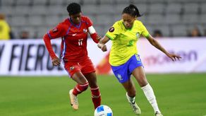 Natalia Mills y Ary Borges disputando la pelota en la Copa Oro W 2024.