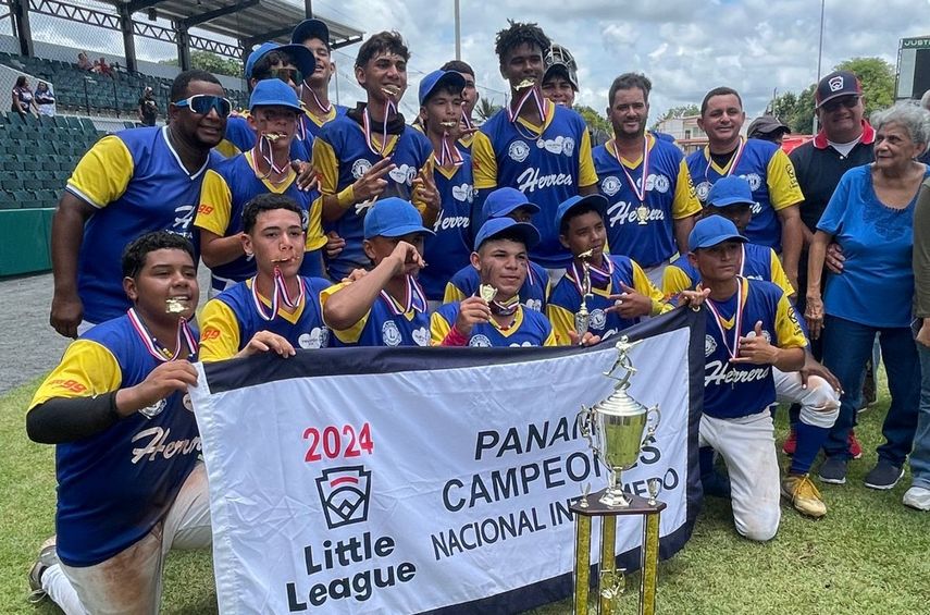 Los jugadores y técnicos del equipo de Herrera posan con el trofeo y la banderola que los acredita como campeones del Béisbol Intermedio (15-16 años). Foto: Cortesía/Edgardo Vidal