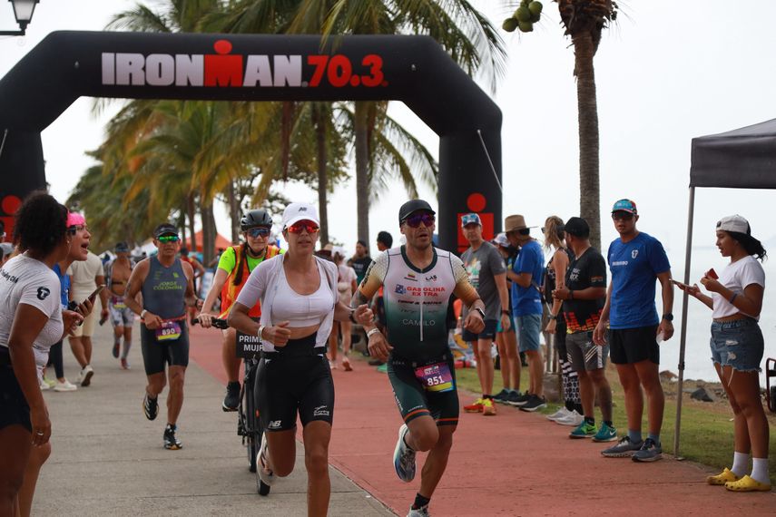 Williana Rojas durante su participación en el IRONMAN 70.3 Panamá Latin América Triclub Championship 2025.&nbsp;