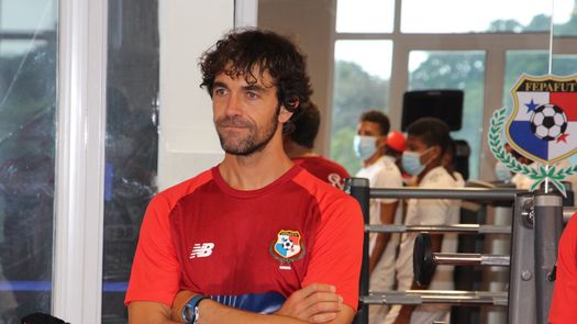 Christian Beguer canta con orgullo el Himno Nacional