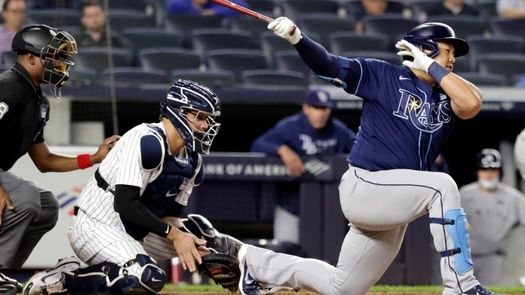 4-3. Urshela saca la pelota del campo contra los Rays