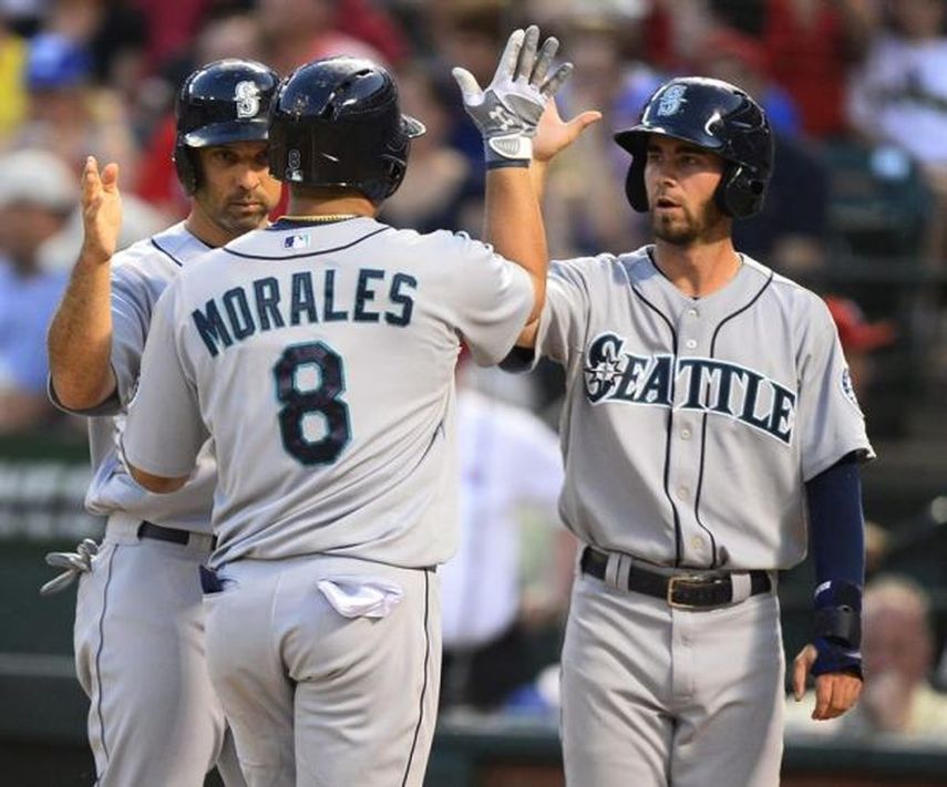 4-2. Morales y McKinney hacen sonar los bates contra los Filis y guían el ataque de los Azulejos