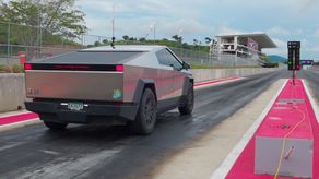 Un Tesla Cybertruck sobre la pista de drag de Autódromo Panamá.&nbsp;