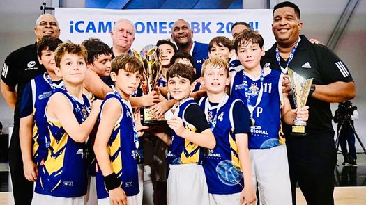 Campeón&nbsp;de la categoría Sub-12&nbsp;masculina, Equipo de los Fighting Owls de la Academia Interamericana de Panamá (AIP).