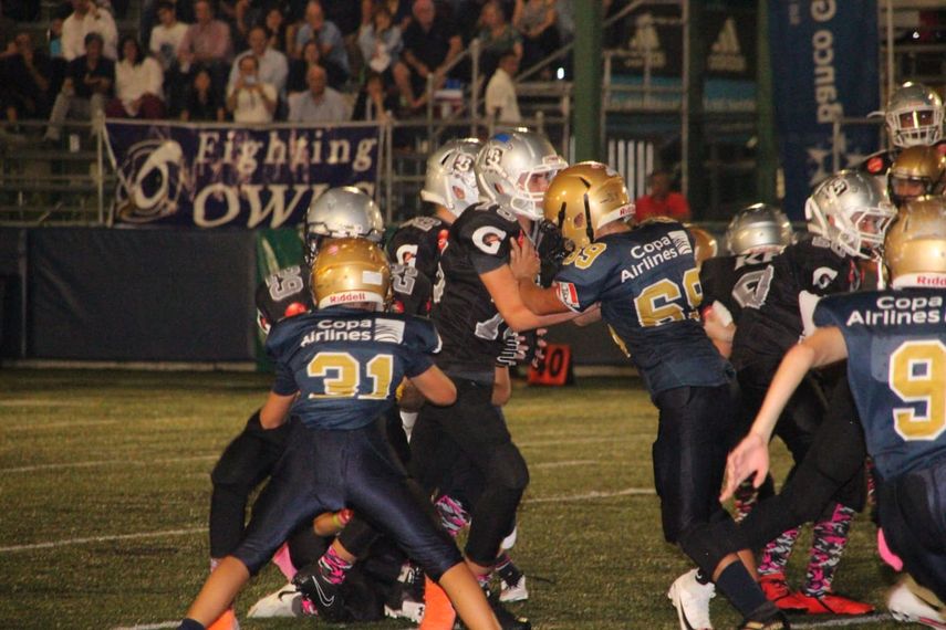 Intensa acción del Football Americano Kiwanis