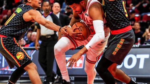 104-79. Young y Hunter ayudan a Hawks a cortar racha perdedora ante Warriors